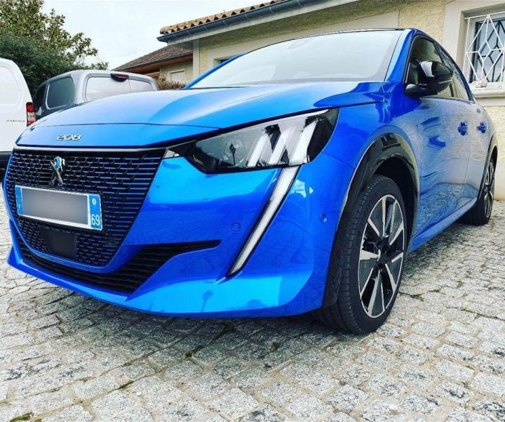 Vente de différents modèles de véhicules neufs et d’occasion